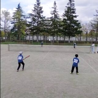 5月5日（月）TUGARUソフトテニス春季交流試合会
会場:弘前運動公園テニスコート

Will小学生男子から2人が、ペアで交流試合会に参加しました。
年齢や性別の垣根を超えて試合ができるような形式で、
一般の大人の方とも試合をさせていただいたようです✨

5試合行い、2勝3敗という結果でした。
課題を見つけることができ、２人の経験に繋がったことはもちろんですが、いつも見せてくれるキレの良いカットサーブでサービスエースを取ったり、練習の時と変わらない元気なプレーの報告が聞けて嬉しいです！

暖かい日が増えてきて、たくさんの試合がありますが、
これからもみんなの成長を見られるのを楽しみにしています🌱

#新青森県総合運動公園#マエダアリーナ
#Willスポーツクラブ
#ソフトテニス#テニス