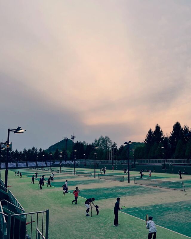 テニスコートの6月予定表をホームページへ記載しました🎾

5月31日（土）～６月2日（月） 青森県高等学校総合体育大会ソフトテニス競技などが開催予定になっております。
大会にご参加される方は事前に同じサーフェスで練習してみてはいかがでしょうか?🌱

6月1日(日)より7月分の予約を開始します。
7月16日（水）～7月20日（日）第48回全日本都市対抗テニス青森大会
7月25日（金）～7月28日（月）男子第70回・女子第69回全日本実業団ソフトテニス選手権が国スポリハーサル大会として開催されます。
準備日・公式練習日含め大会期間中は終日貸切になっておりますので一般のご利用者様にはご理解ご協力のほどよろしくお願いいたします🙇‍♂️

#新青森県総合運動公園　#青森市　#マエダアリーナ　#テニス　#ソフトテニス　#aomori　#tennis　#青の煌めきあおもり国スポ障スポ