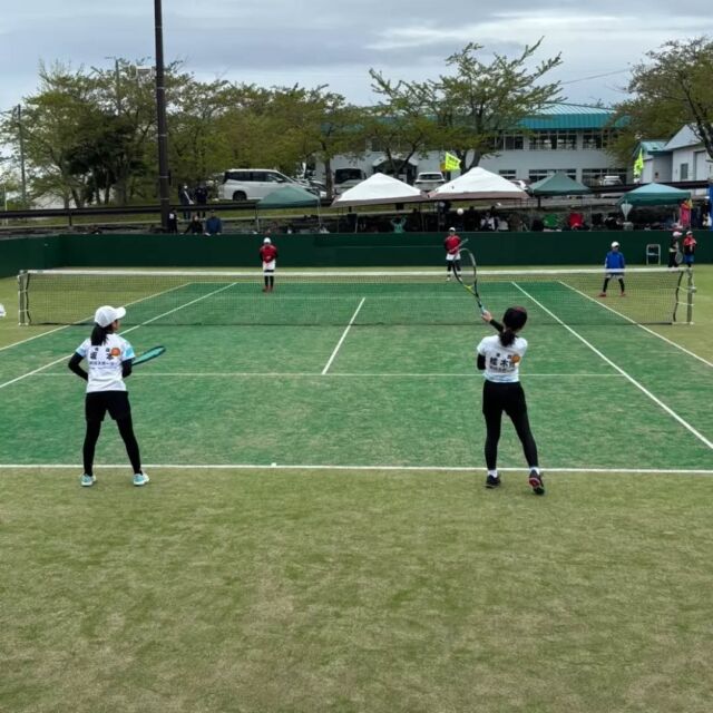 5月10日（土）　
青森県小学生春季ソフトテニス選手権大会
会場：おいらせ町いちょう公園テニスコート

雨天のため朝の練習と試合前の乱打は無しと厳しい状況での試合でしたが、持ち前の元気で頑張ってきました！

女子は１ペア出場し、自分たちからミスをしないことを心掛けて１勝することができ
ました。

男子のWillの選手同士で組んだペアは、昨年負けてしまったペアにゲームを取らせず勝つことができ成長を感じることができました。

弘前あすなろジュニアソフトテニスクラブの選手と組んでいるペアは、１戦目は苦戦することなく勝利しており頼もしい限りです。

全３ペア１勝１敗で、決勝リーグに進むことはできませんでしたが、自分たちの良さを生かした試合づくりが少しずつできるようになっているように感じます！

上手な選手との試合で感じた自分たちとの違いを克服できるような練習をできるように、コーチも練習内容の構成を頑張ります！

#新青森県総合運動公園 #マエダアリーナ 
#Willスポーツクラブ #ソフトテニス #テニス